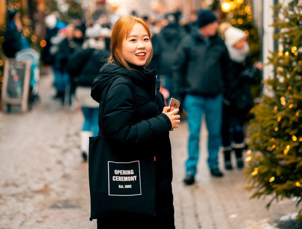 Jeune femme portant un tote bag personnalisé
