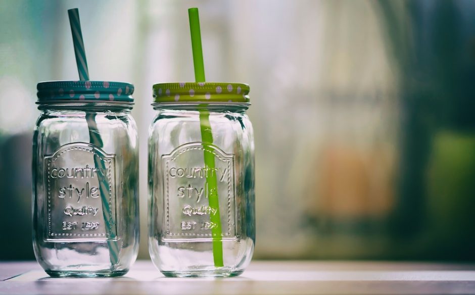 Verre avec une paille écologique