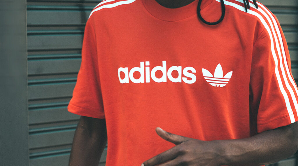 t-shirt avec logo adidas