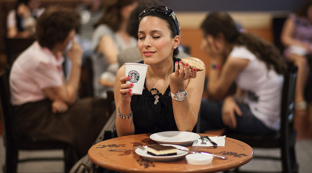 femme qui boit un café starbucks