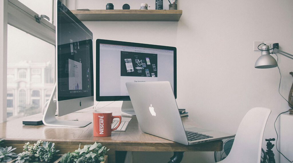 tasse céramique personnalisée sur bureau