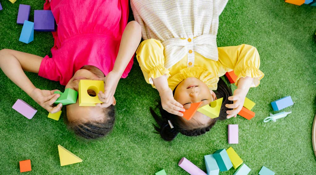 enfants allongés sur le sol