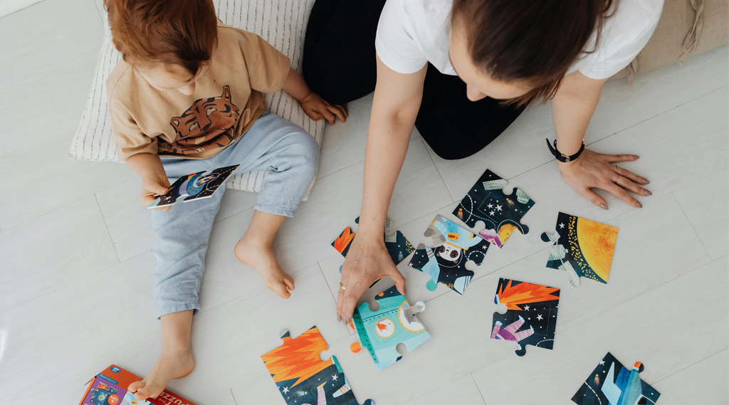parent et enfant faisant un puzzle