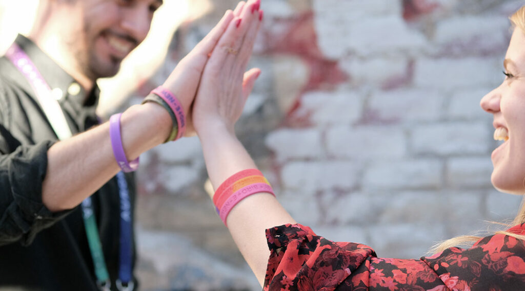 deux personnes avec bracelets en relief