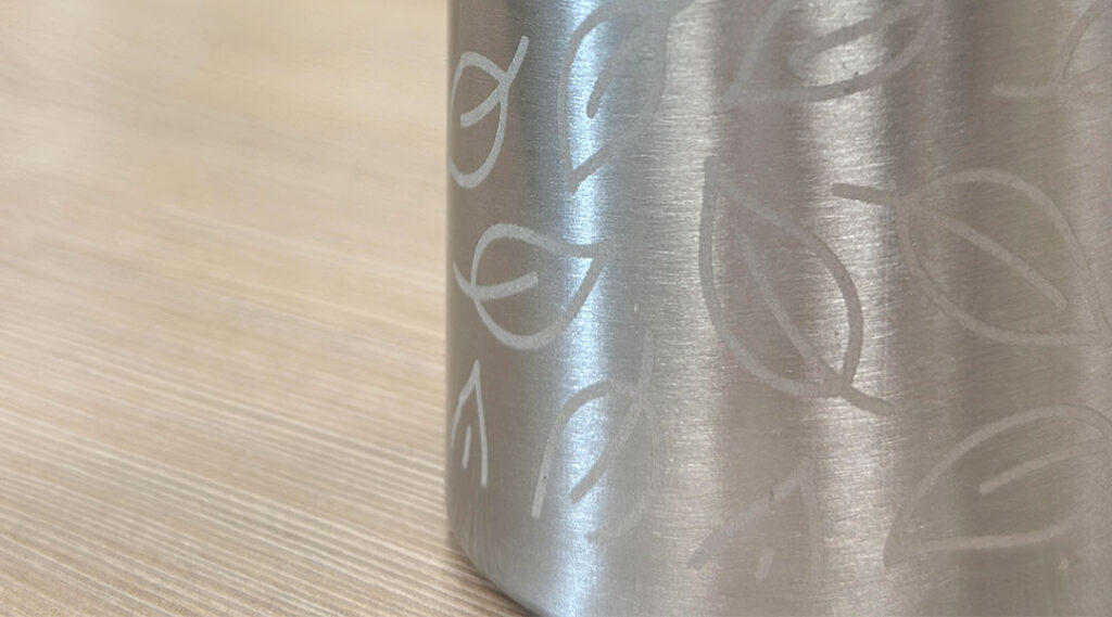 Gravure laser sur bouteille en metal