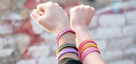 bracelets aux poignets