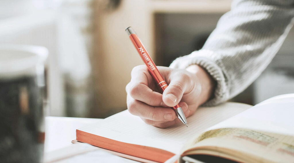 ecriture sur cahier avec stylo personnalisé