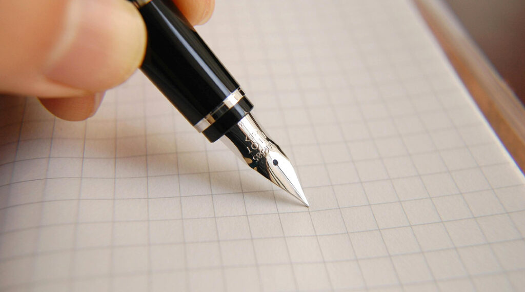 plume de stylo sur papier