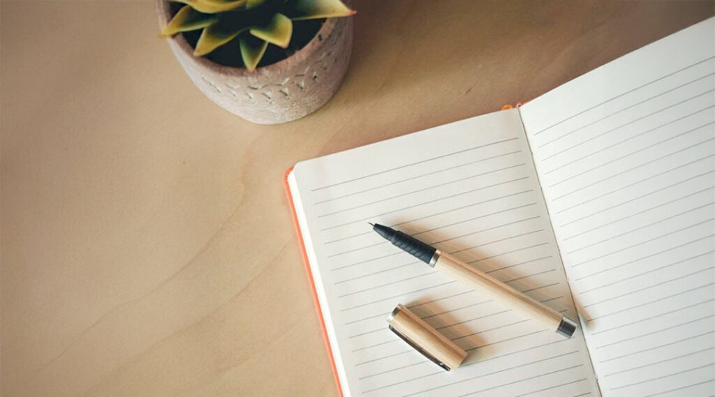 stylo roller sur cahier avec capuchon