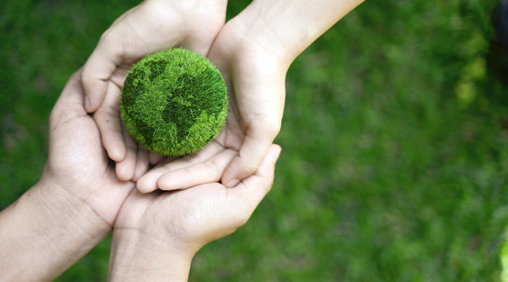 main avec une terre de couleur verte au centre