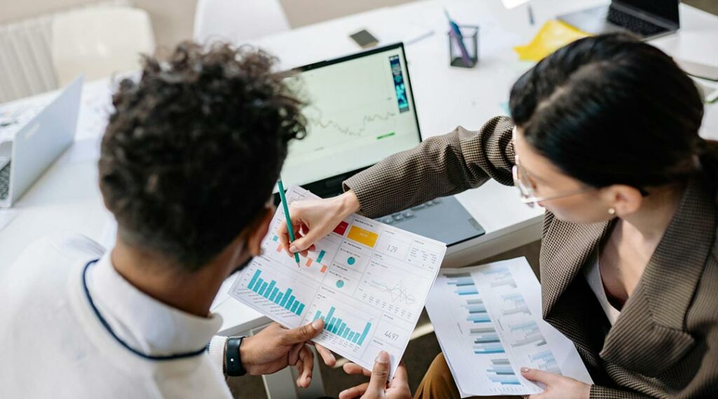 feuille avec graphiques pour la planification du budget marketing