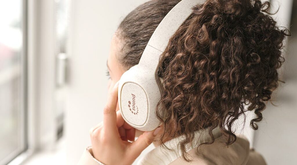 femme portant un casque audio en fibre de blé