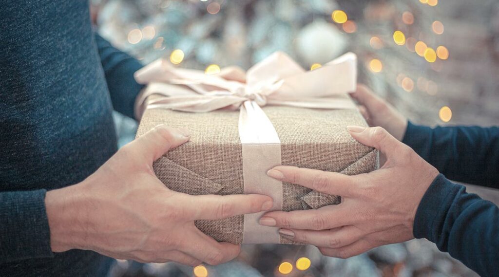 Remise d'un cadeau pendant Noël