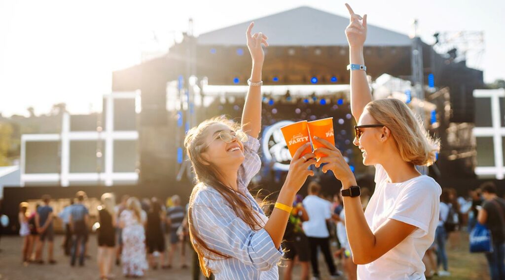 deux personnes souriant lors d’un festival