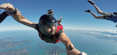 Homme dans les airs avec une GoPro