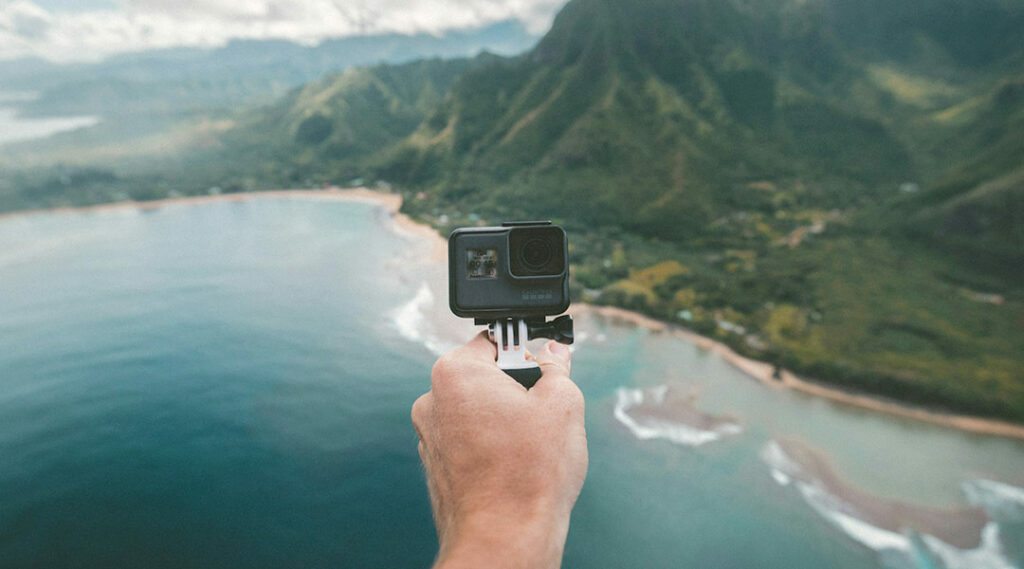 GoPro tenu dans une main
