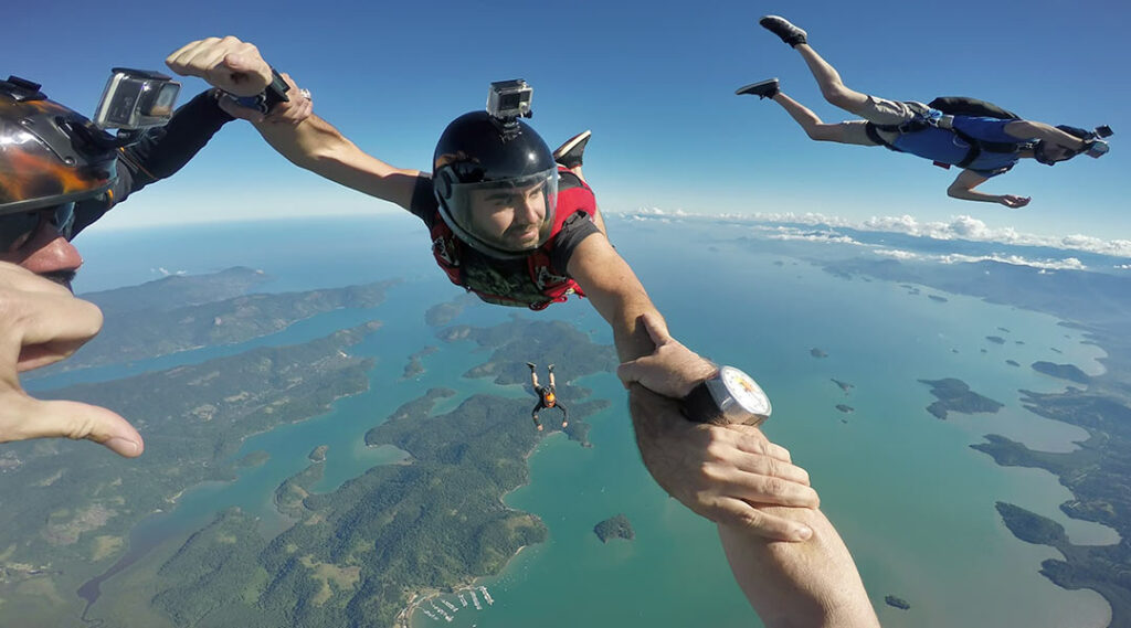 quatre hommes dans les airs équipés de GoPro
