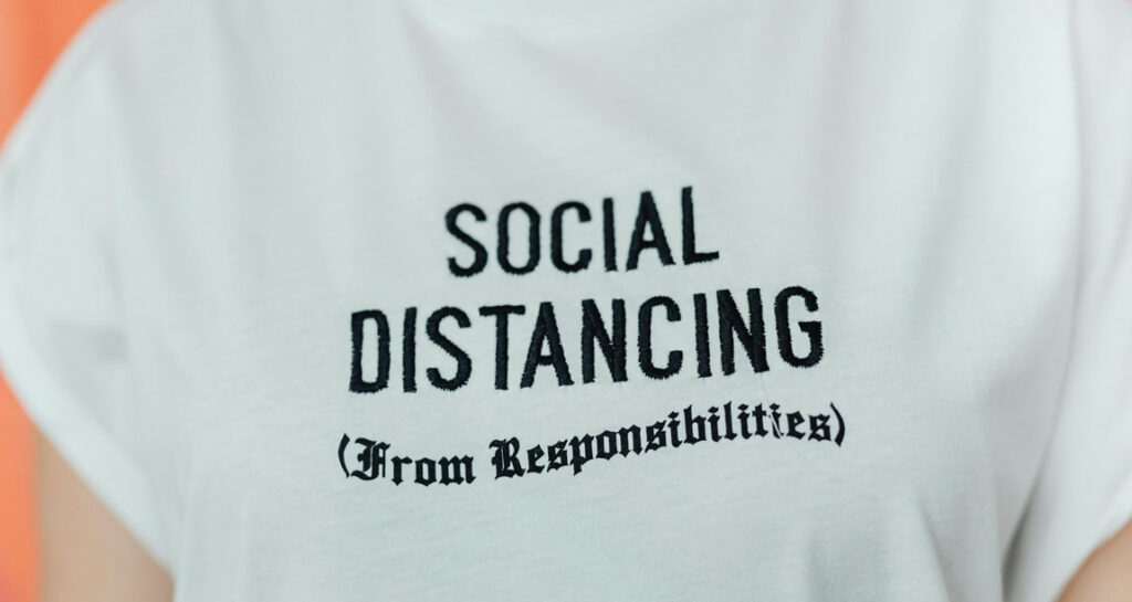 T-shirt avec texte brodé