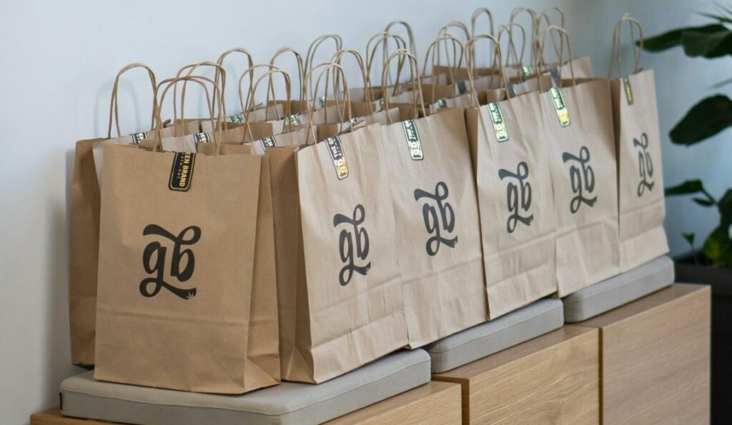 sac en papier avec un logo