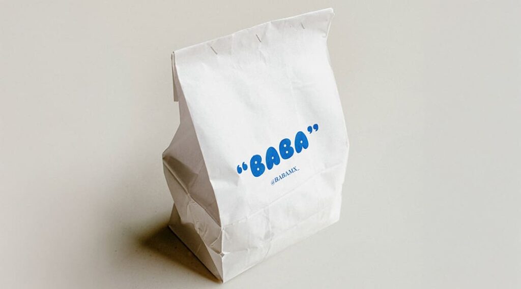 logo bleu sur sac en papier blanc