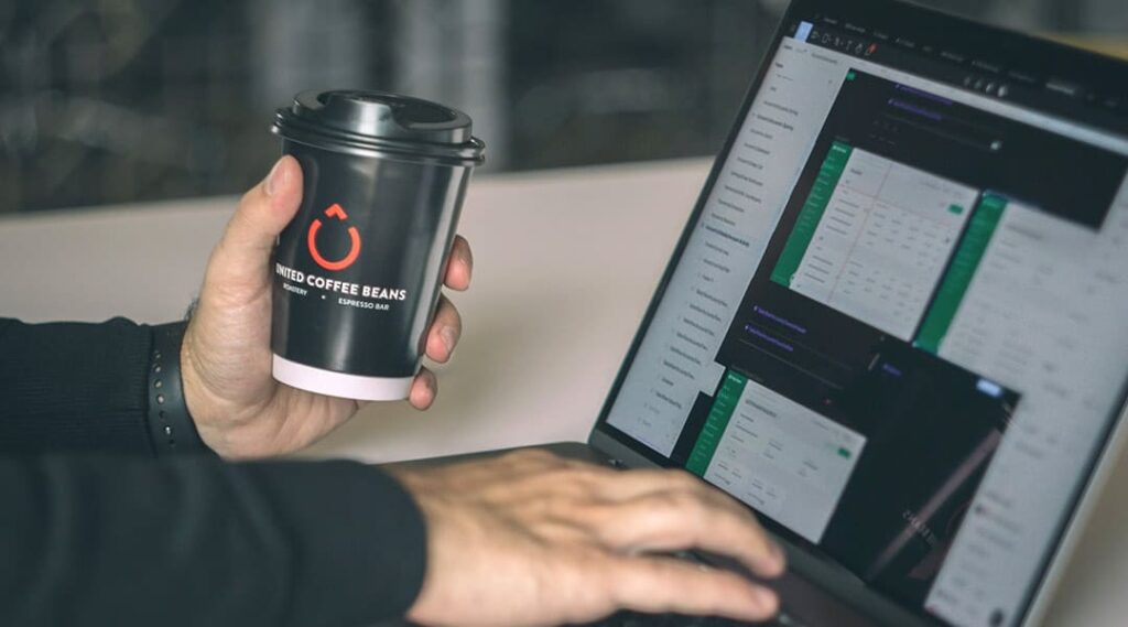 logo d'entreprise sur un mug à emporter noir