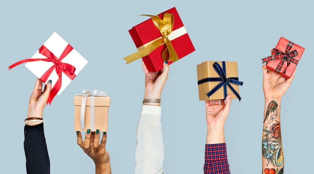 plusieurs mains offrant des cadeaux