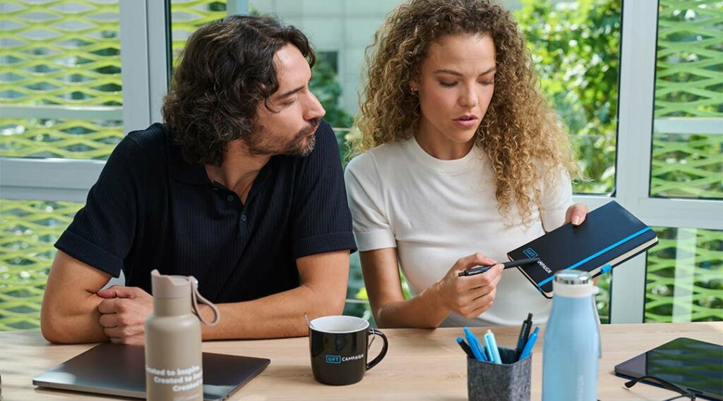 Équipe marketing et objets publicitaires