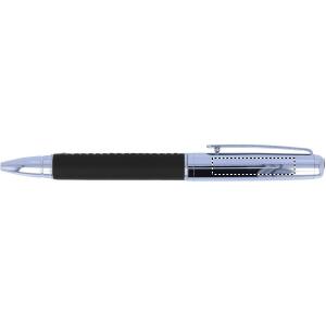 Sur le capuchon du stylo, côté droit