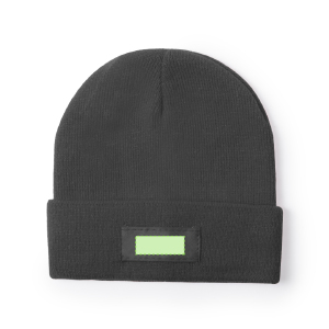 Sur le devant de la casquette