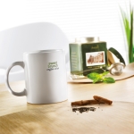 Tasses publicitaires pas chères de couleur blanche 300ml Basic Plus couleur blanc deuxième vue d'ambiance 2