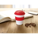 Mug de voyage personnalisé en plastique économique 350ml Takeaway couleur rouge vue d'ambiance