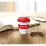 Mug de voyage personnalisé en plastique économique 350ml Takeaway couleur rouge deuxième vue d'ambiance 2