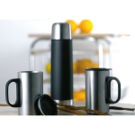 Thermos publicitaire de 500 ml avec deux tasses de 220 ml Mug Set couleur noir vue d'ambiance