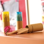 12 crayons de couleur pour enfants avec capuchon taille-crayon Combi couleur rouge transparent vue d'ambiance
