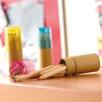 12 crayons de couleur pour enfants avec capuchon taille-crayon Combi couleur rouge transparent deuxième vue d'ambiance