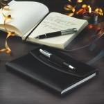 Conférencier exclusif en PU avec bloc-notes et stylo A5 Delux couleur noir vue d'ambiance