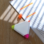 3 marqueurs fluorescents dans un triangle en plastique Triangle couleur blanc vue d'ambiance