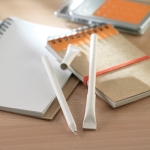 Stylo d'affaires écologique en carton recyclé avec encre bleue couleur blanc vue d'ambiance