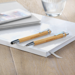 Ensemble écologique de crayon et stylo à encre bleue à offrir Bambou couleur bois vue d'ambiance principale