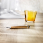 Stylo avec corps en bois et finition chromée à l'encre bleue Bamboo couleur bois vue d'ambiance principale