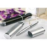 Stylos personnalisable en métal à graver avec étui Encre noire Class B couleur argenté vue d'ambiance