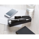 Stylo rotatif et roller classiques avec capuchon à encre bleue Style couleur noir vue d'ambiance principale