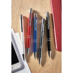 Stylos métalliques gravés populaires pour cadeaux en encre bleue Aster couleur titan vue d'ambiance