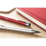 Stylos métalliques gravés populaires pour cadeaux en encre bleue Aster couleur titan deuxième vue d'ambiance