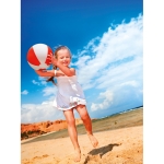 Ballon de plage avec option multicolore ou bicolore Waterfront couleur rouge vue d'ambiance