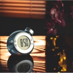 Horloge de table écologique et durable fonctionnant sans piles Agua couleur argenté mat vue d'ambiance
