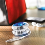 Yo-yo personnalisé lumineux pour la publicité Flash couleur bleu vue d'ambiance