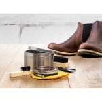 Set nettoyant pour chaussures dans une boîte en aluminium Loafers couleur argenté brillant vue d'ambiance