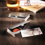 Porte-cartes personnalisés publicitaire en métal chromé ClassiCase couleur argenté mat vue d'ambiance