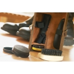 Set nettoie chaussures personnalisable publicitaire dans un étui Derby couleur marron vue d'ambiance